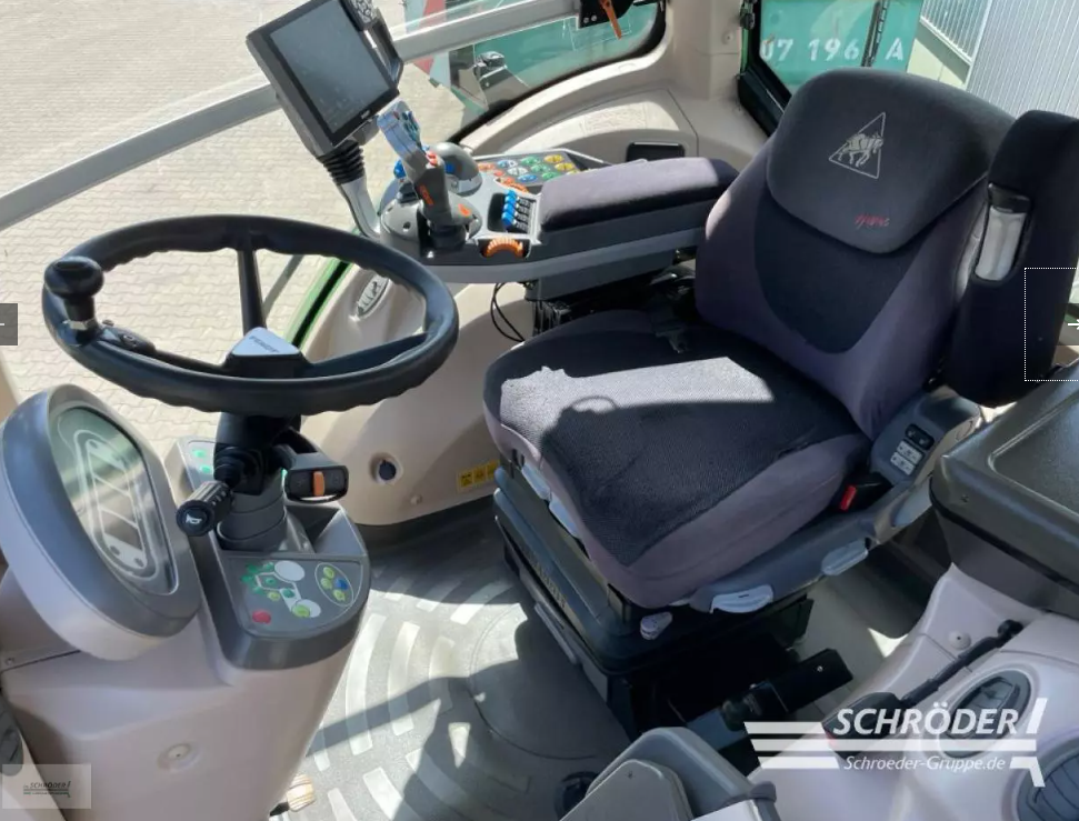フェント　Vario 828 S4 Profi Plus — 280馬力 / 10,200時間